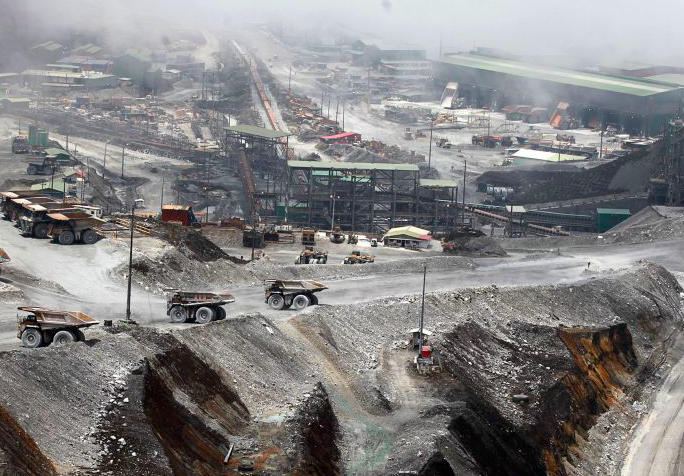 Potret aktivitas area tambang terbuka milik Freeport di Timika, Papua.