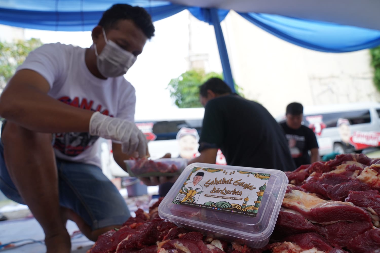 Persiapan daging kurban yang akan dibagikan oleh Sahabat Ganjar.