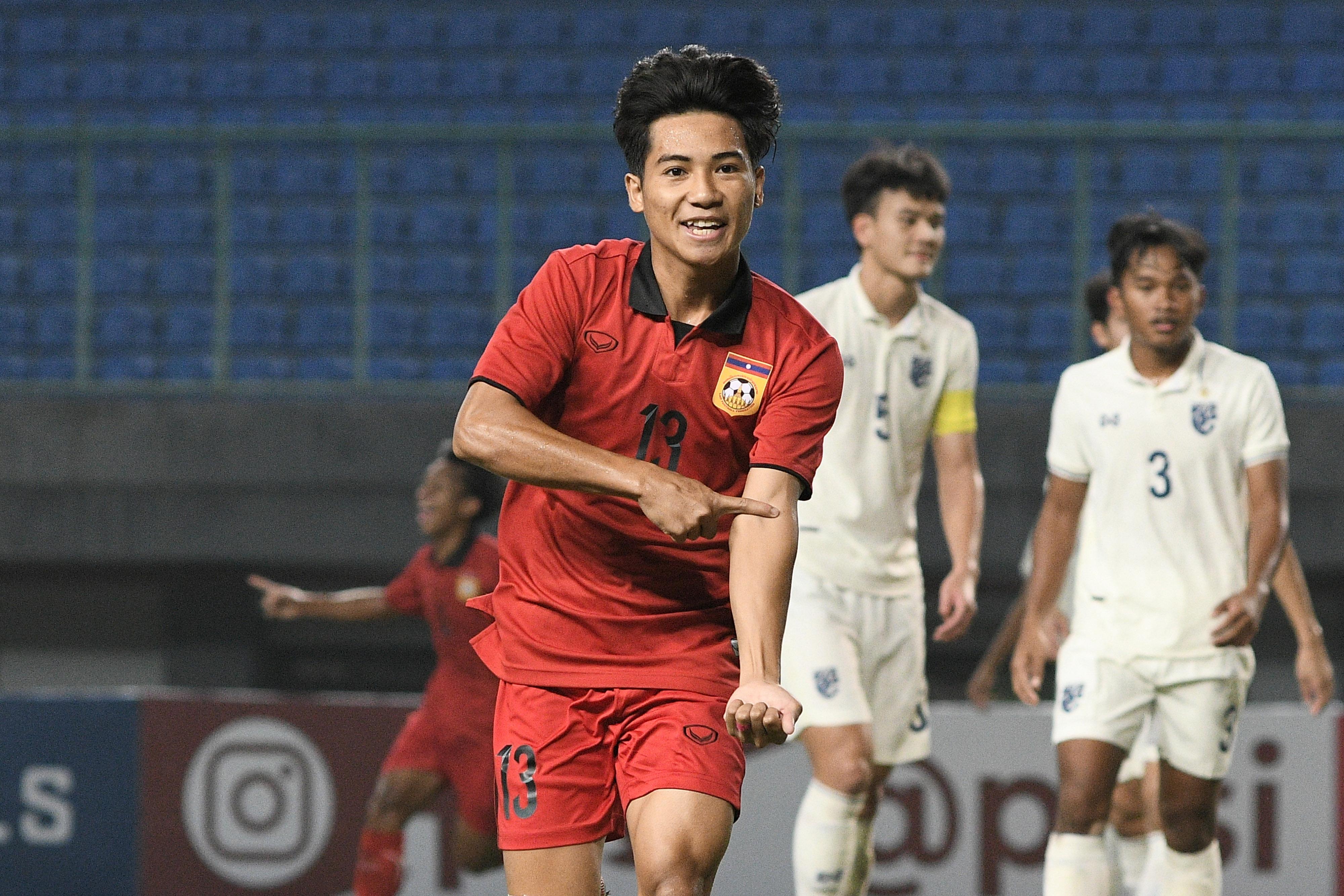Pemain Laos Peeter Phantavong merayakan gol ke gawang Thailand dalam semifinal Piala AFF U-19 2022 di Stadion Patriot Chandrabhaga, Bekasi 