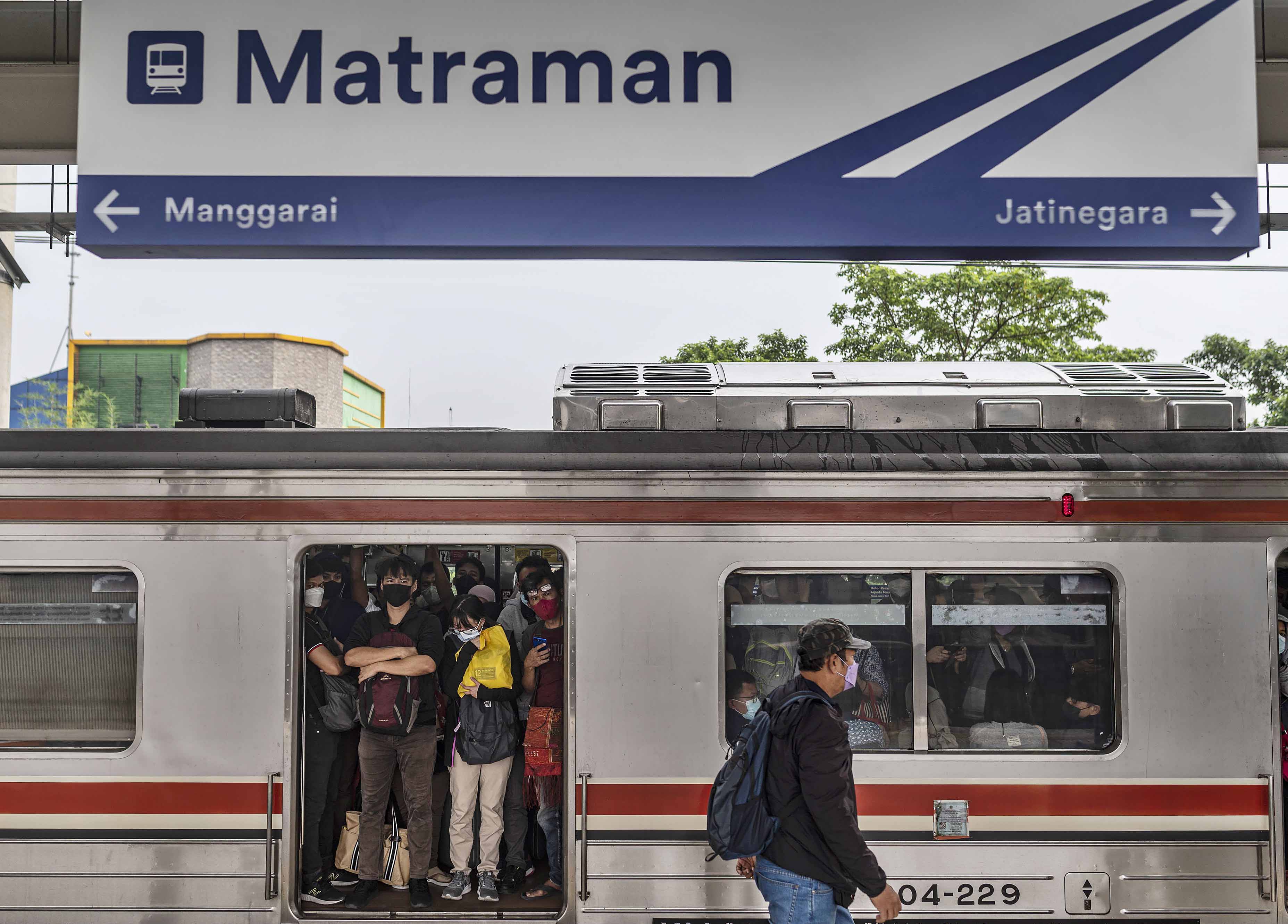 Ilustrasi penumpang berada di dalam gerbong KRL yang tengah berhenti di stasiun.