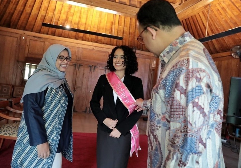 Gubernur DKI Anies Baswedan beserta istrinya merayakan kelulusan sang putri, Mutiara Baswedan.