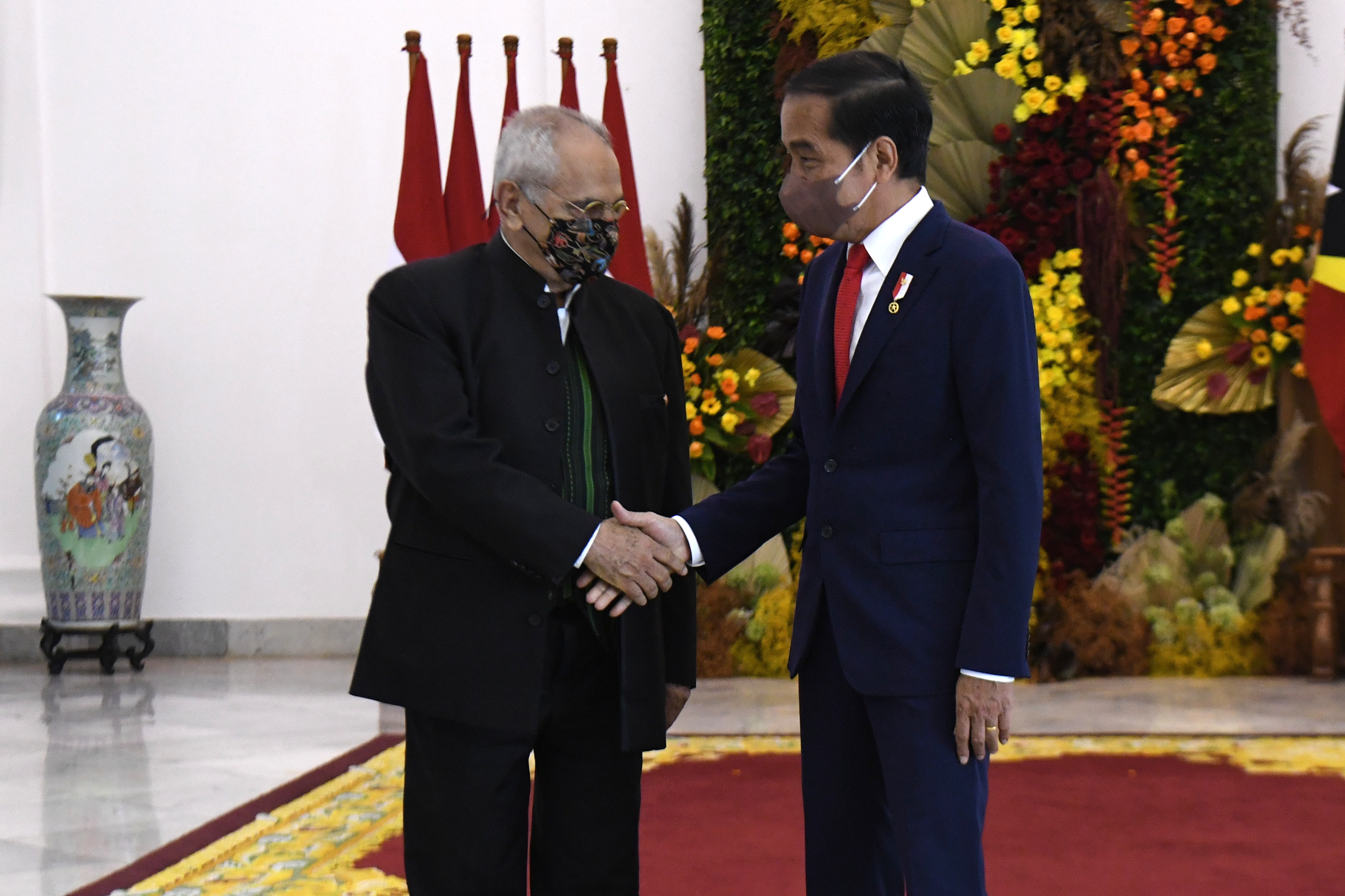  Presiden Joko Widodo (kanan) berjabat tangan dengan Presiden Timor Leste Jose Manuel Ramos-Horta