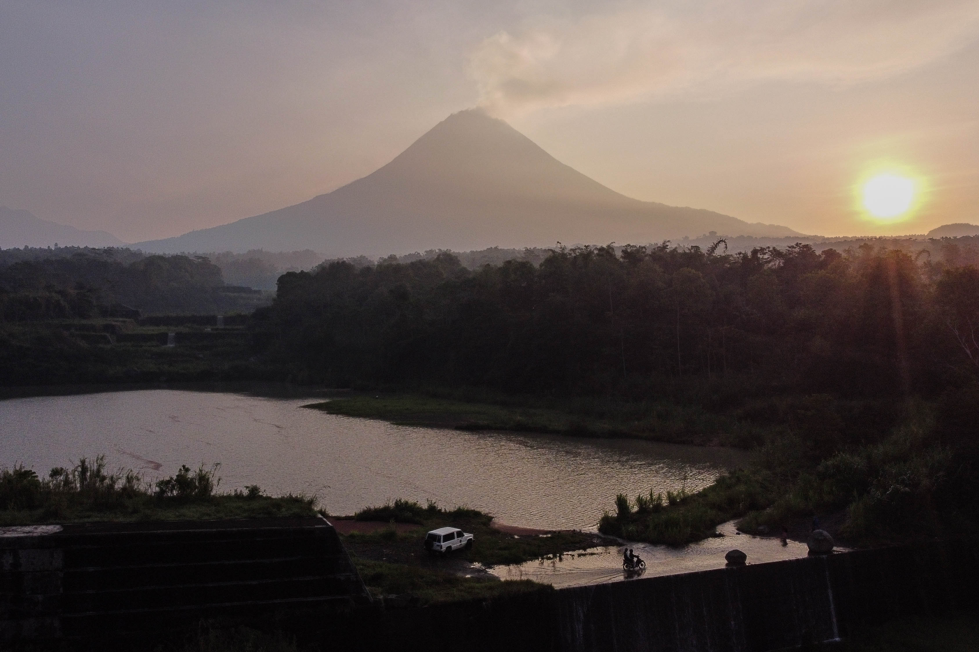 Asap solfatara keluar dari kawah Gunung Merapi terlihat dari wilayah Magelang, Jawa Tengah.
