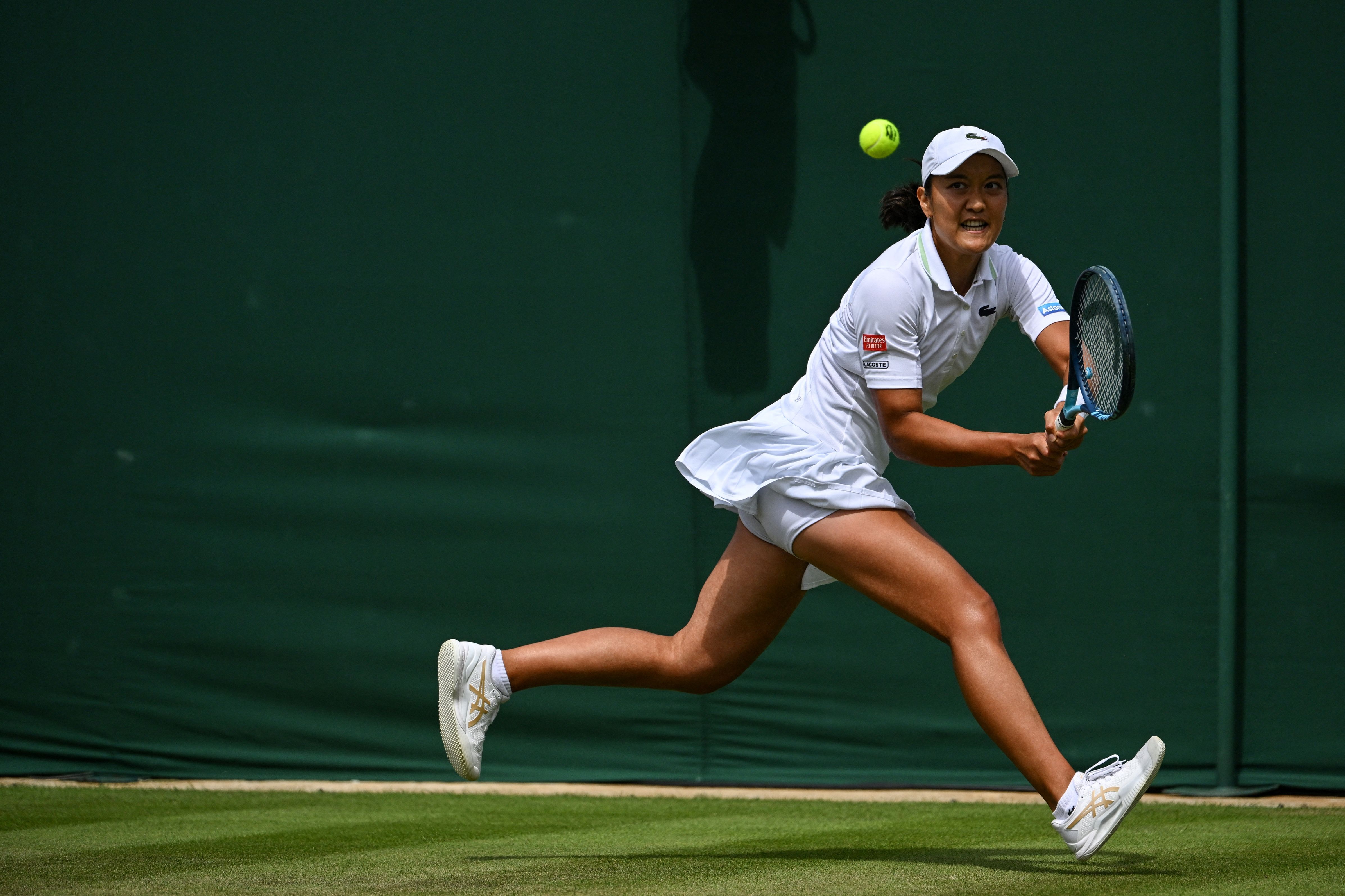 Petenis tunggal putri debutan asal Prancis Harmony Tan berhasil melaju ke babak keempat grand slam Wimbledon, Sabtu (2/7).
