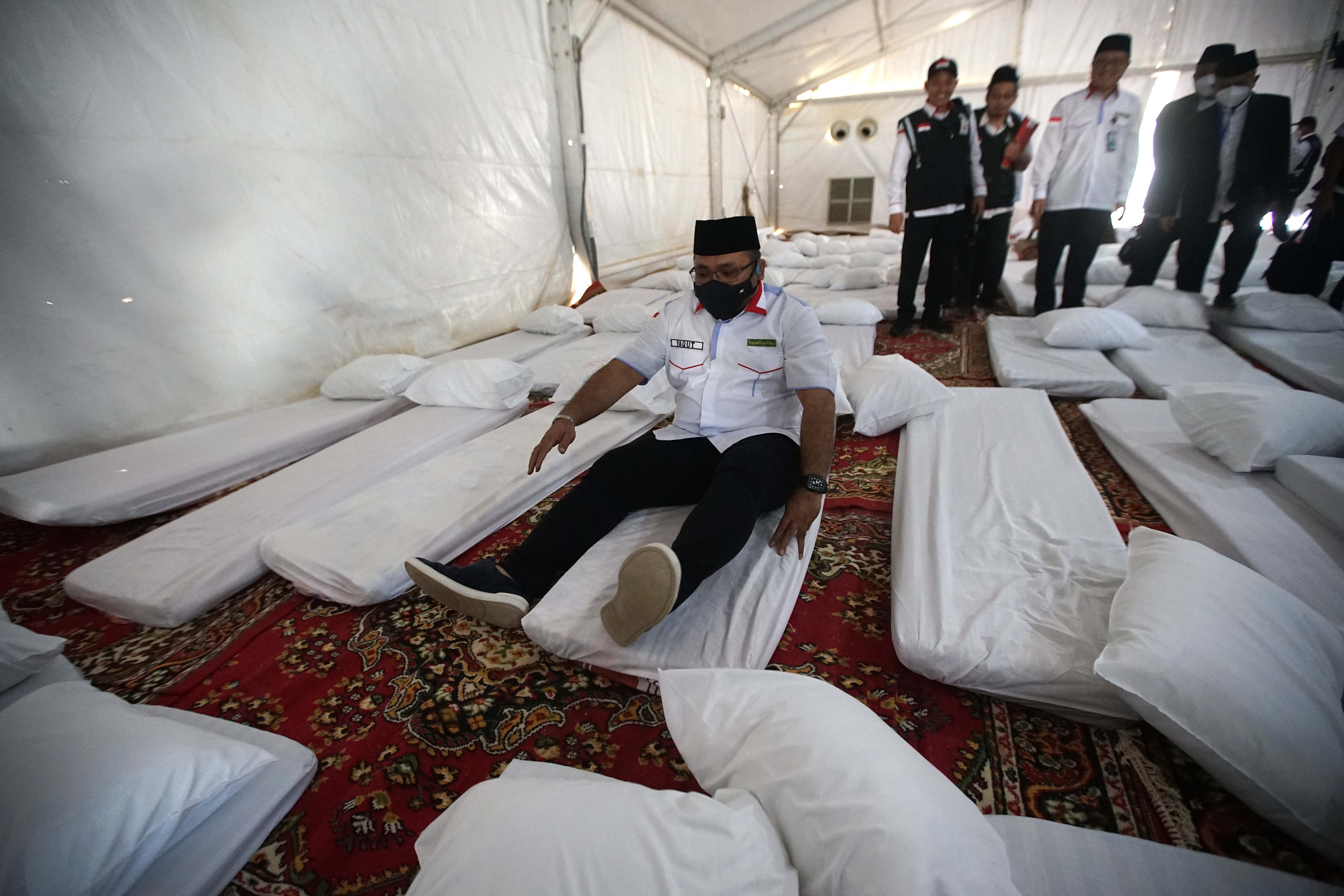 Menag Yaqut Cholil Qoumas meninjau sarana layanan bagi jemaah haji Indonesia di tenda-tenda pemondokan Arafah, Mekah, Arab Saudi, 5/7.
