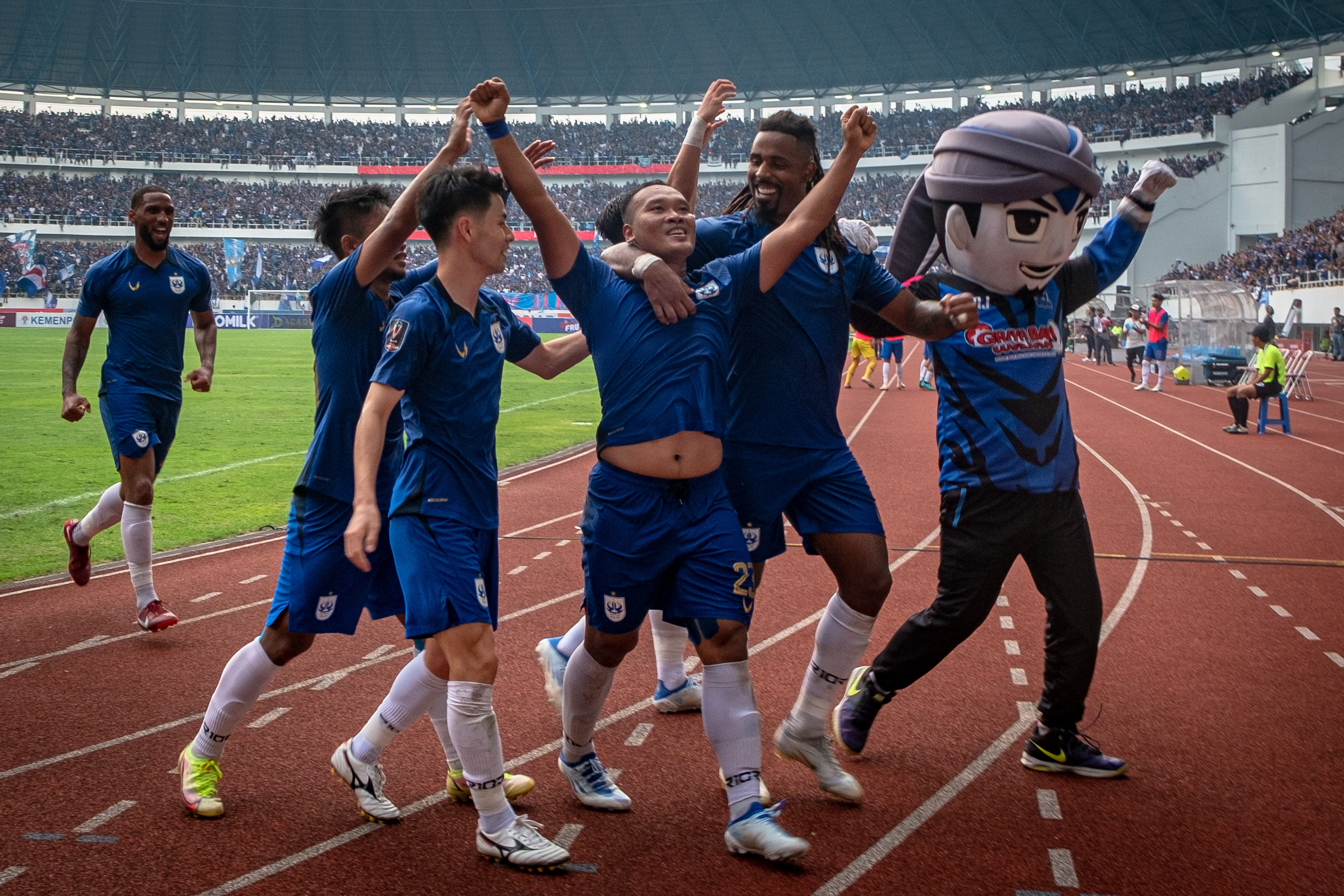 Para pemain PSIS melakukan selebrasi usai mencetak gol ke gawang Bahayangkara FC di laga perempat final Piala Presiden.