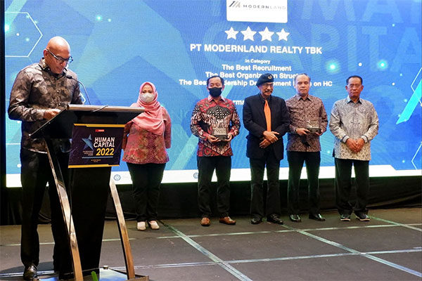VP Director PT Modernland Realty Tbk, Dharma Mitra setelah menerima penghargaan HCREA 2022