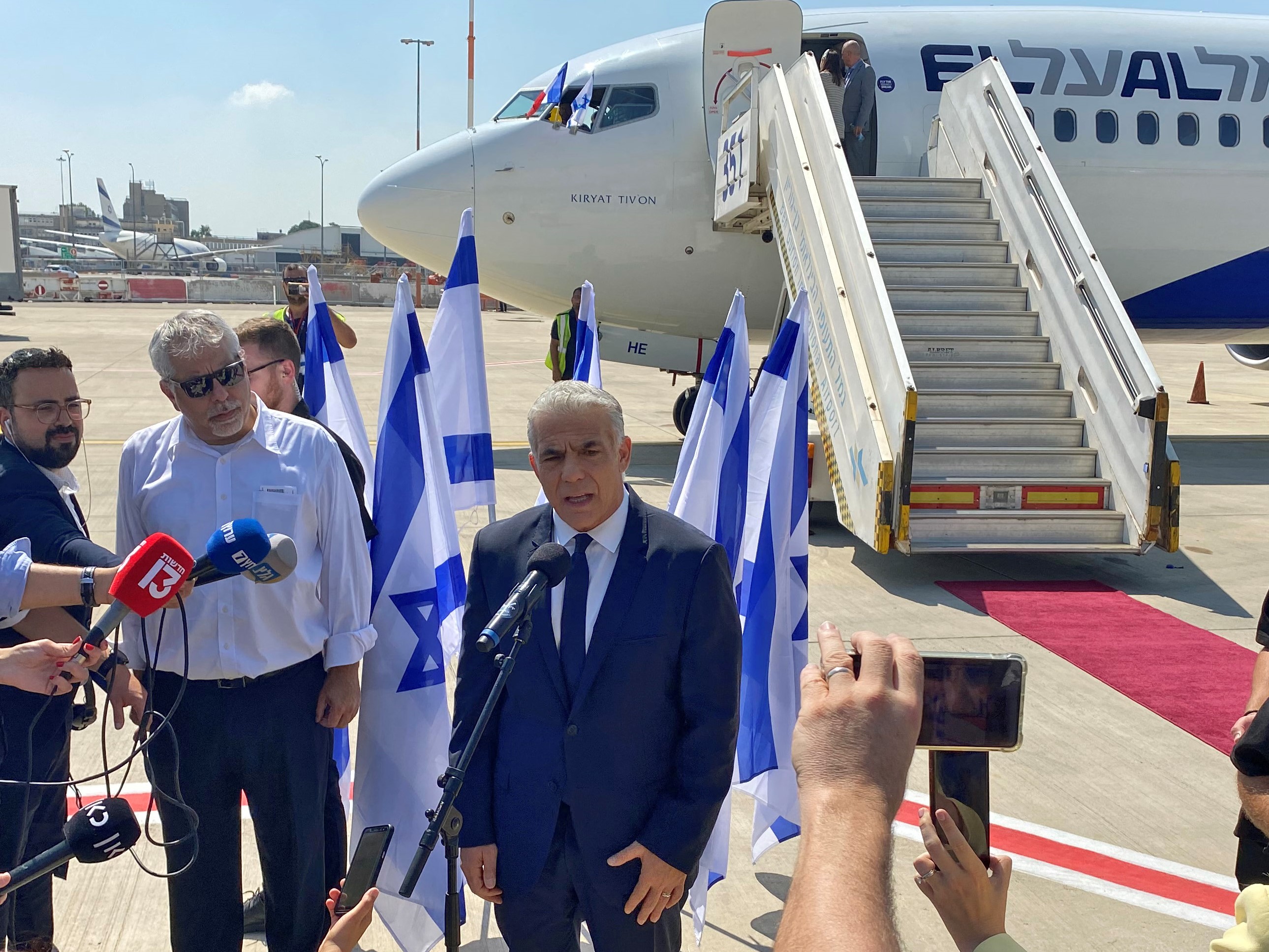 PM Israel Yair Lapid berbicara kepada pers sebelum menaiki penerbangannya ke Prancis, Bandara Ben Gurion Israel di Lod, Selasa (5/7).