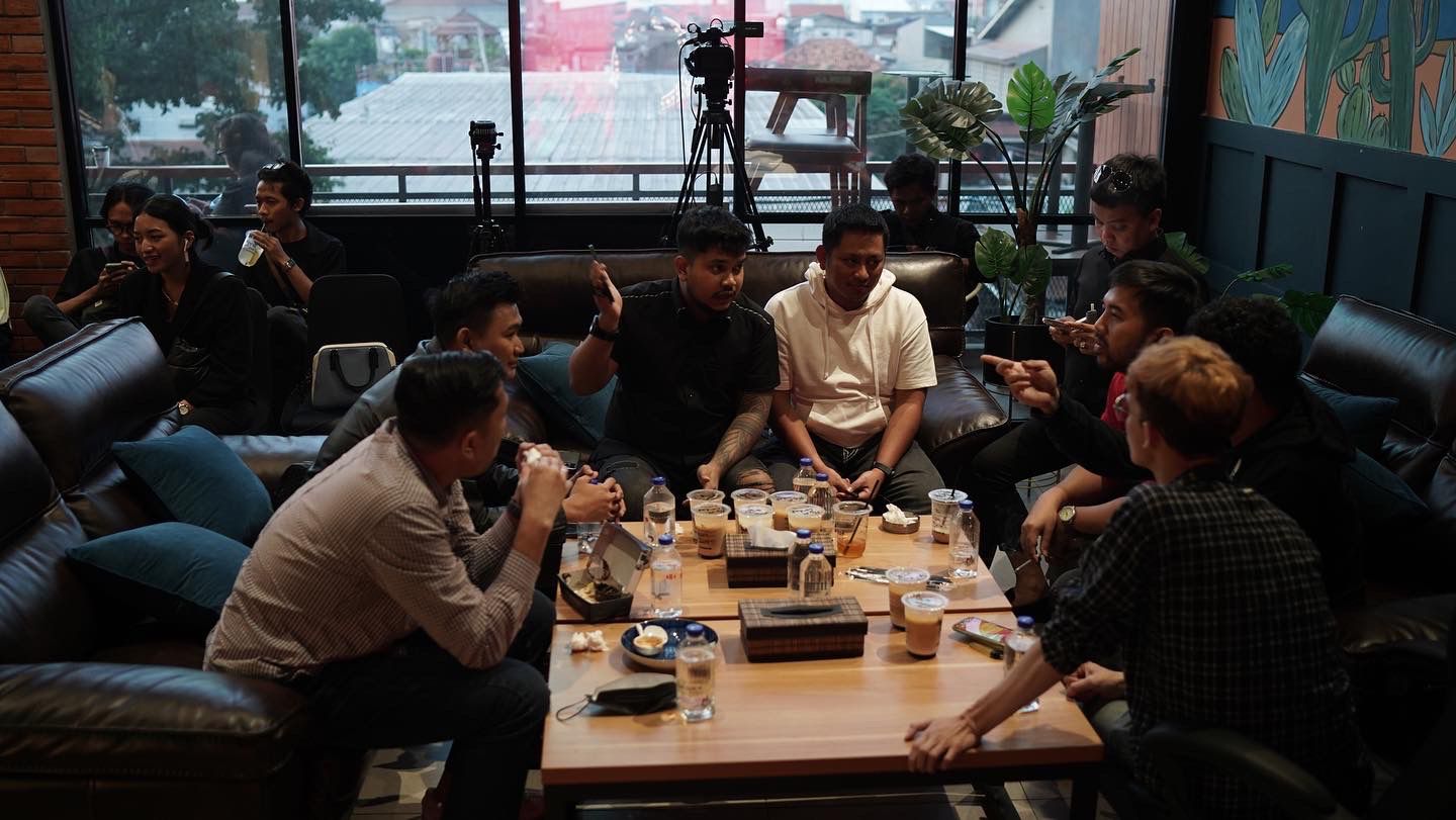 Arief Fadli (tengah) saat memimpin rapat dengan anak buahnya.