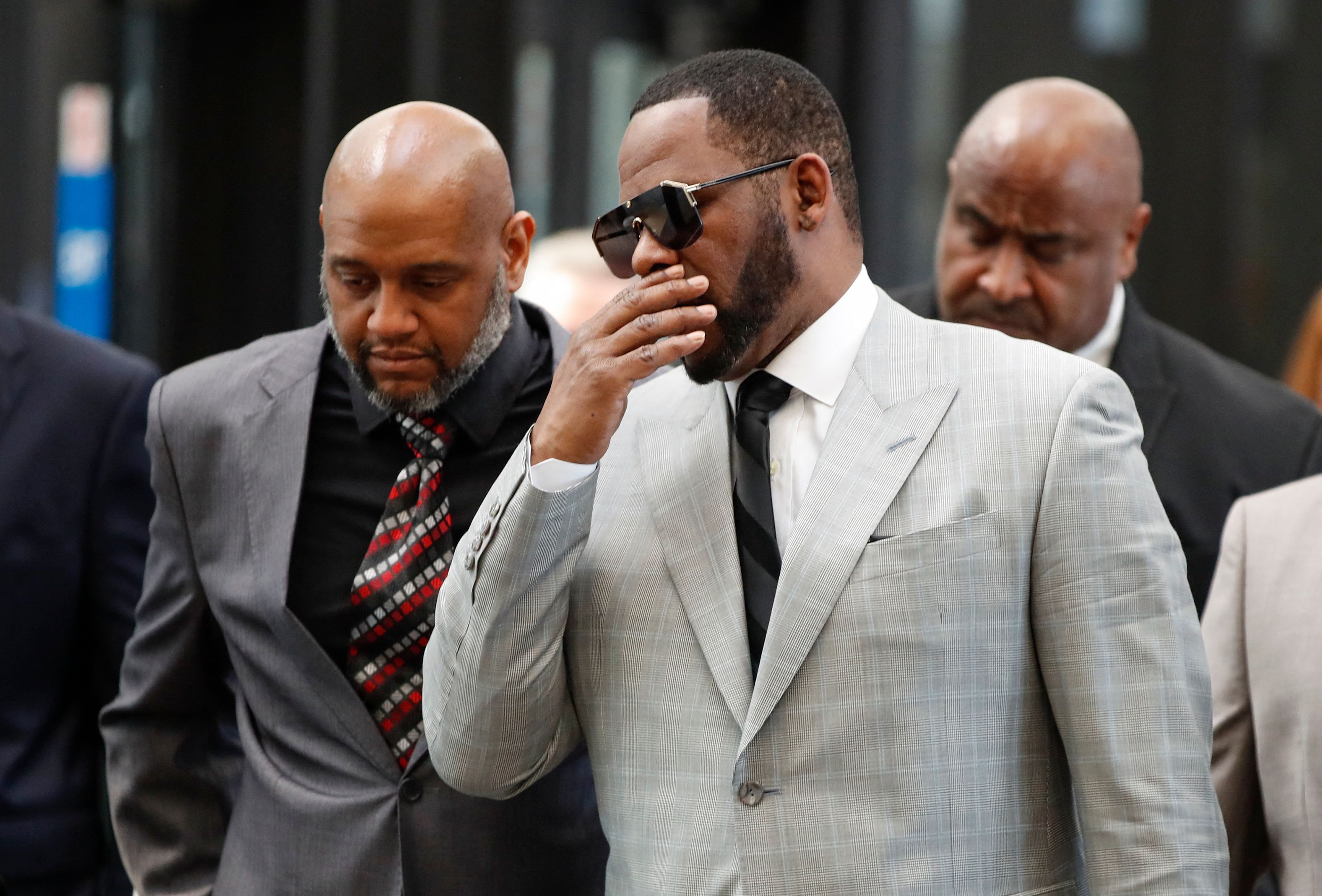 Penyanyi R&B asal Amerika Serikat R Kelly sesaat akan menghadiri sidang vonis di Chicago, 22 Juni 2022.