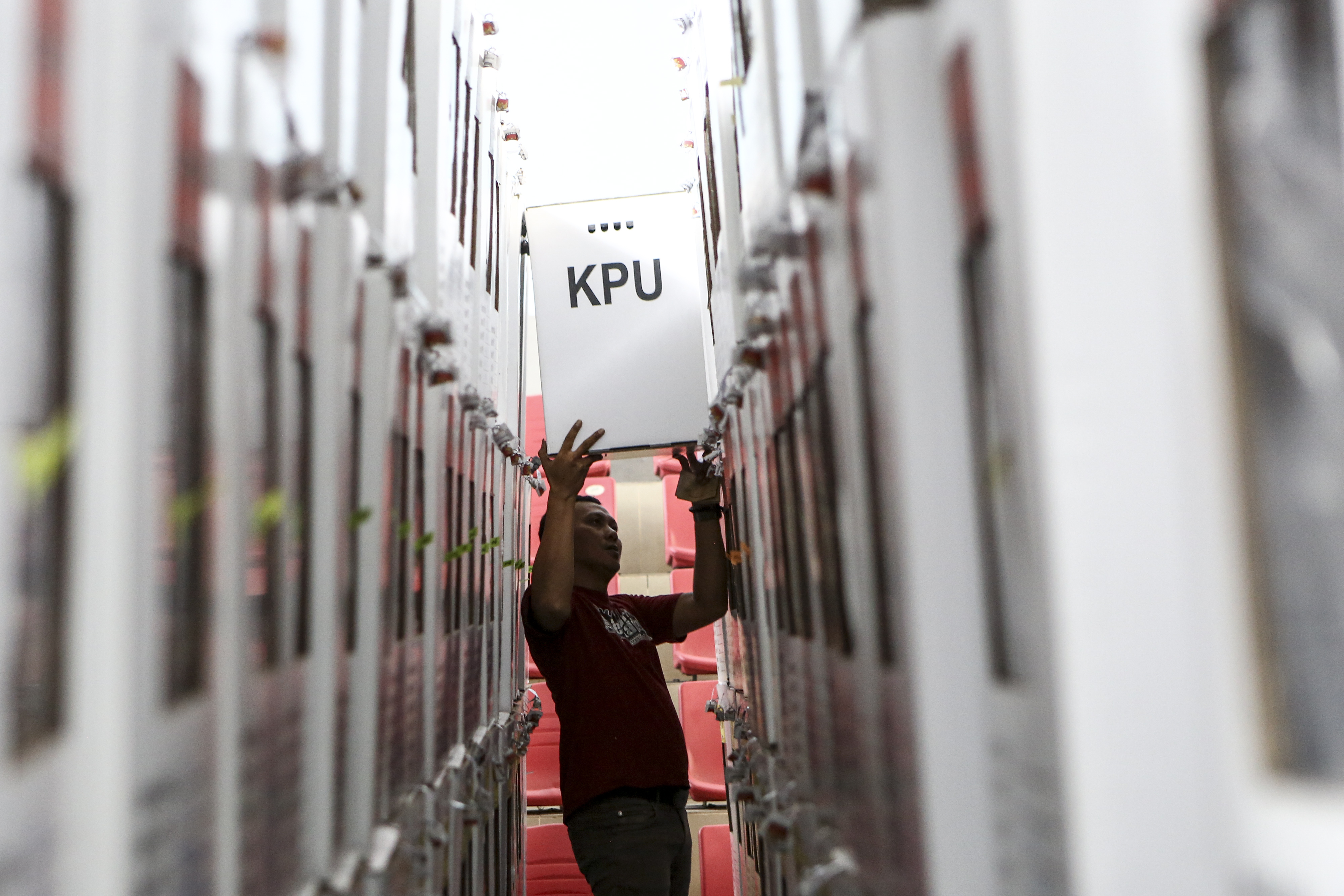 Petugas memeriksa kelengkapan logistik pemilu sebelum didistribusikan.