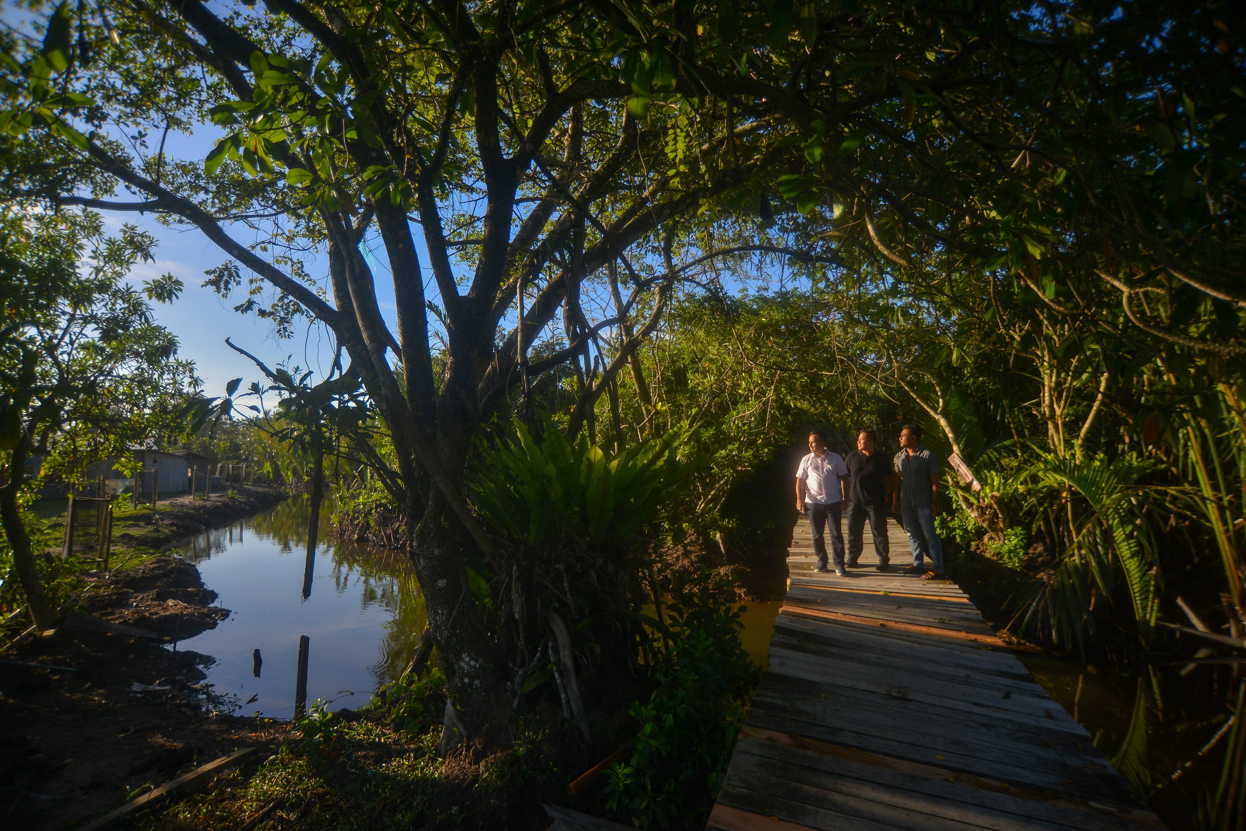 Pengunjung menikmati wisata alam di Green Talao Park, Ulakan, Kabupaten Padangpariaman, Sumatera Barat