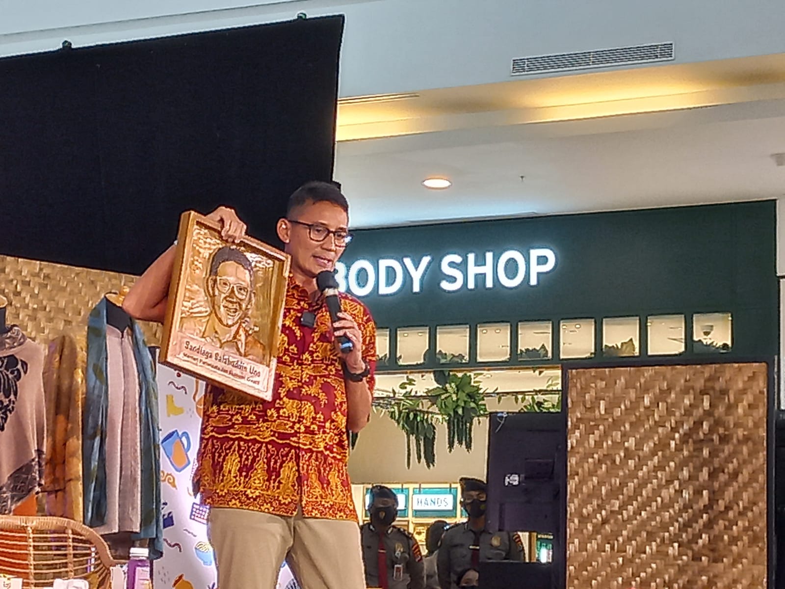 Menparekraf Sandiaga Uno melakukan kunjungan pameran Apresiasi Kreasi Indonesia (AKI) 2022 di Cilegon Center Mall, Banten