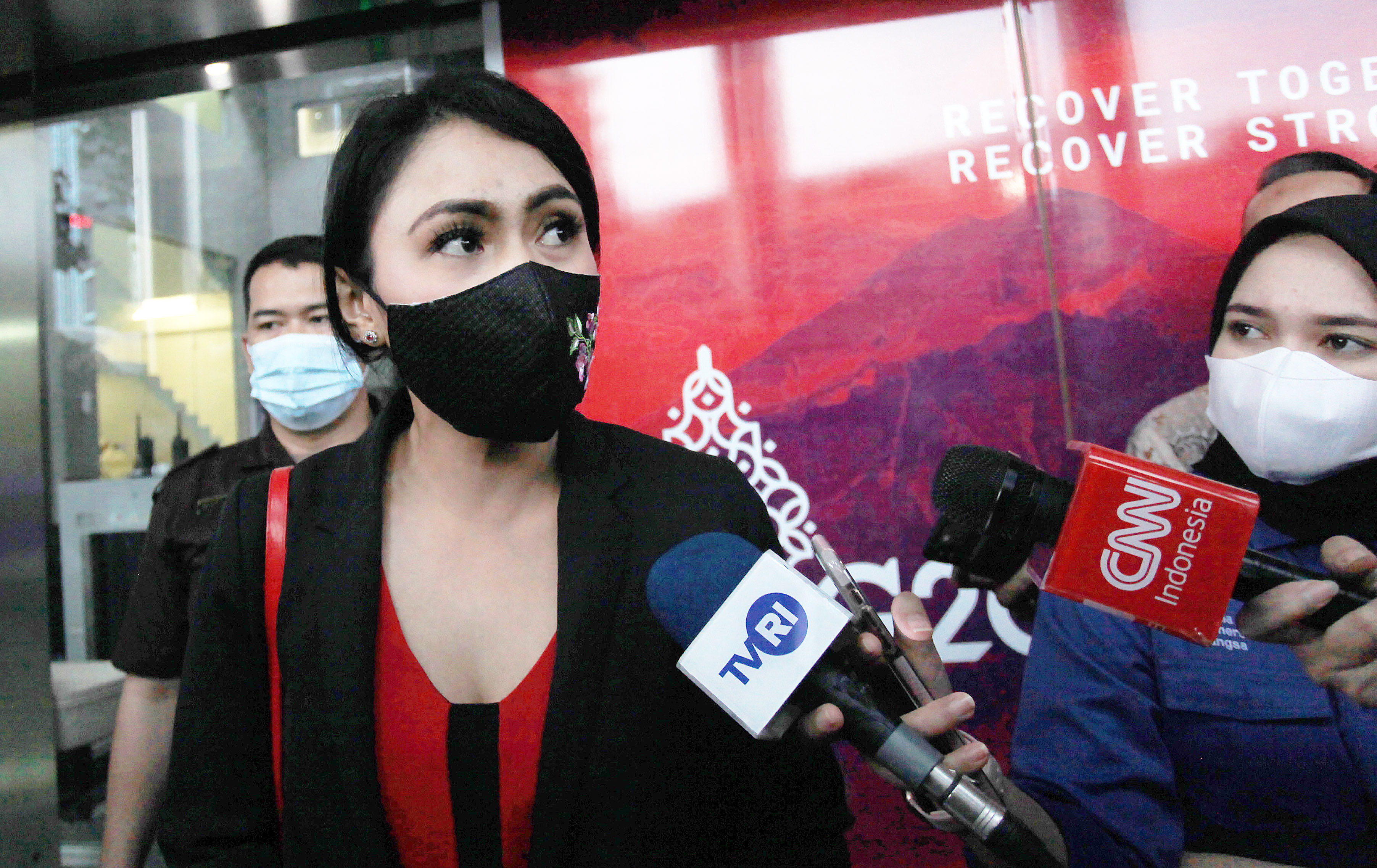 Jurnalis TV Swasta Brigita P. Manohara, memberikan keterangan kepada wartawan, usai diperiksa sebagi saksi, di Gedung KPK, Jakarta.