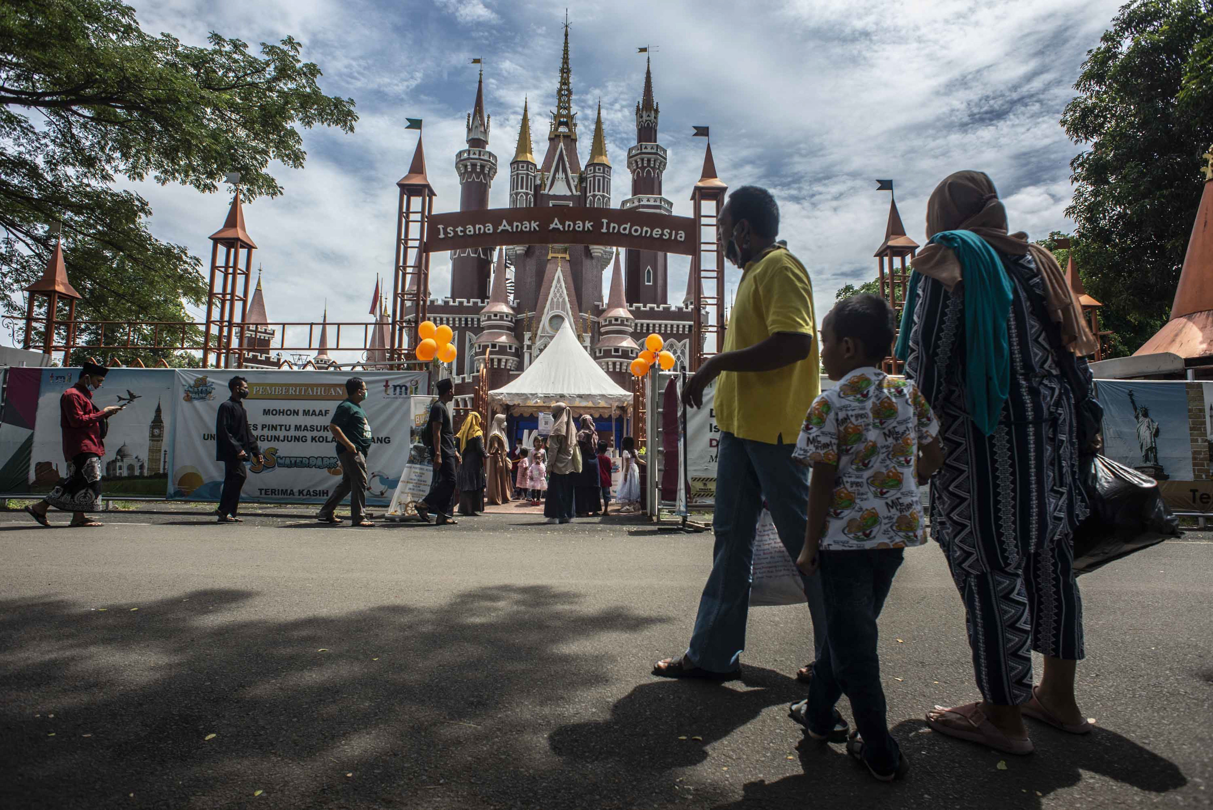  Pengunjung berwisata di Taman Mini Indonesia Indah (TMII), Jakarta, Minggu (26/12/2021).