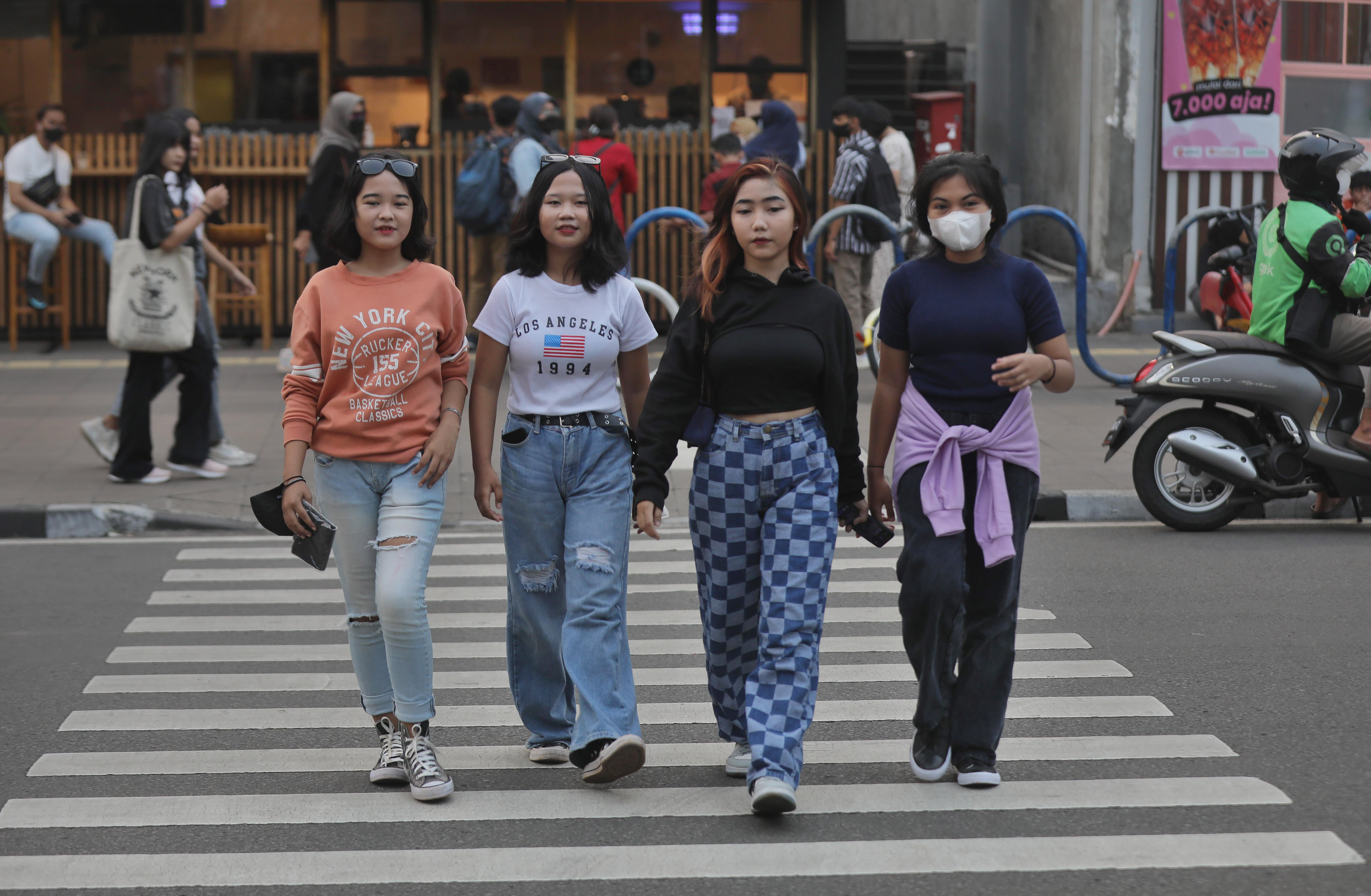 Ragam gaya dan penampilan yang menjadi fenomena ABG asal Jakarta, Citayam, Bojong Gede, Depok dan sekitar di Kawasan Dukuh Atas
