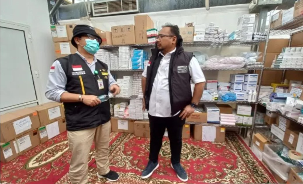 Menteri Agama RI Yaqut Cholil Qoumas (kanan) mengecek kesiapan pos layanan kesehatan di Mina, Rabu (6/7).