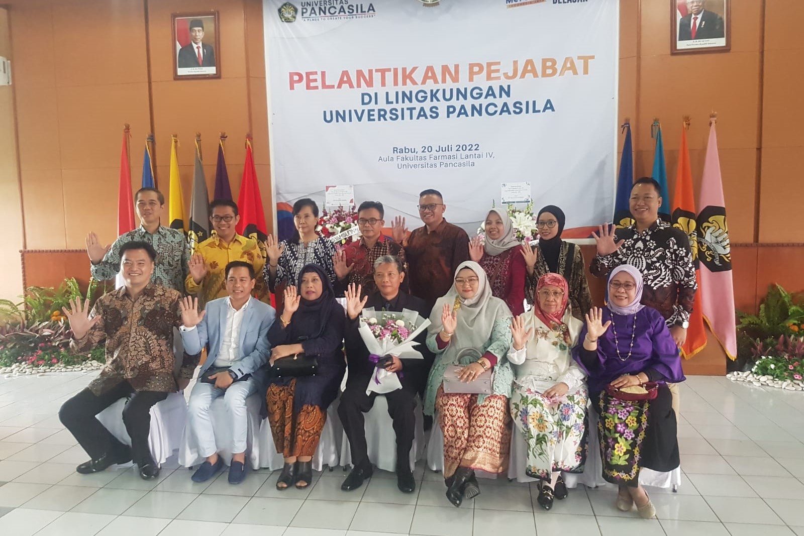 Prof. Dr. apt. Syamsudin, M.Biomed. (duduk tengah).