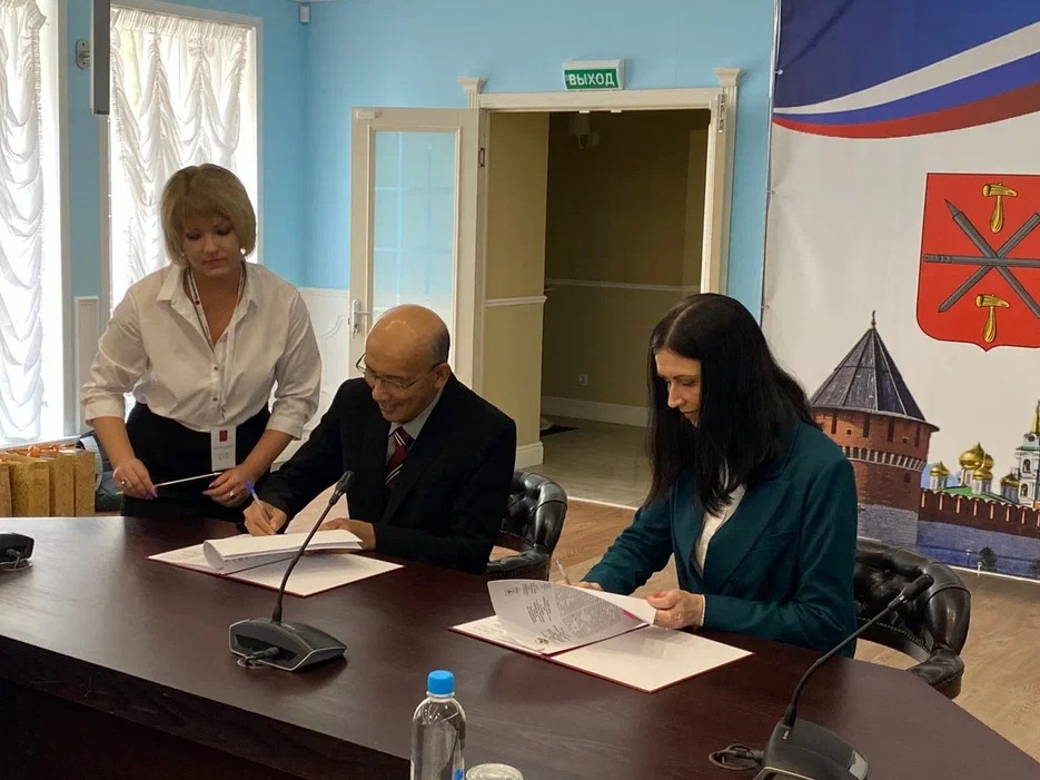 Momen penandatanganan kerja sama Magelang-Universitas Tidar dengan Kota Tula dan Tula State University