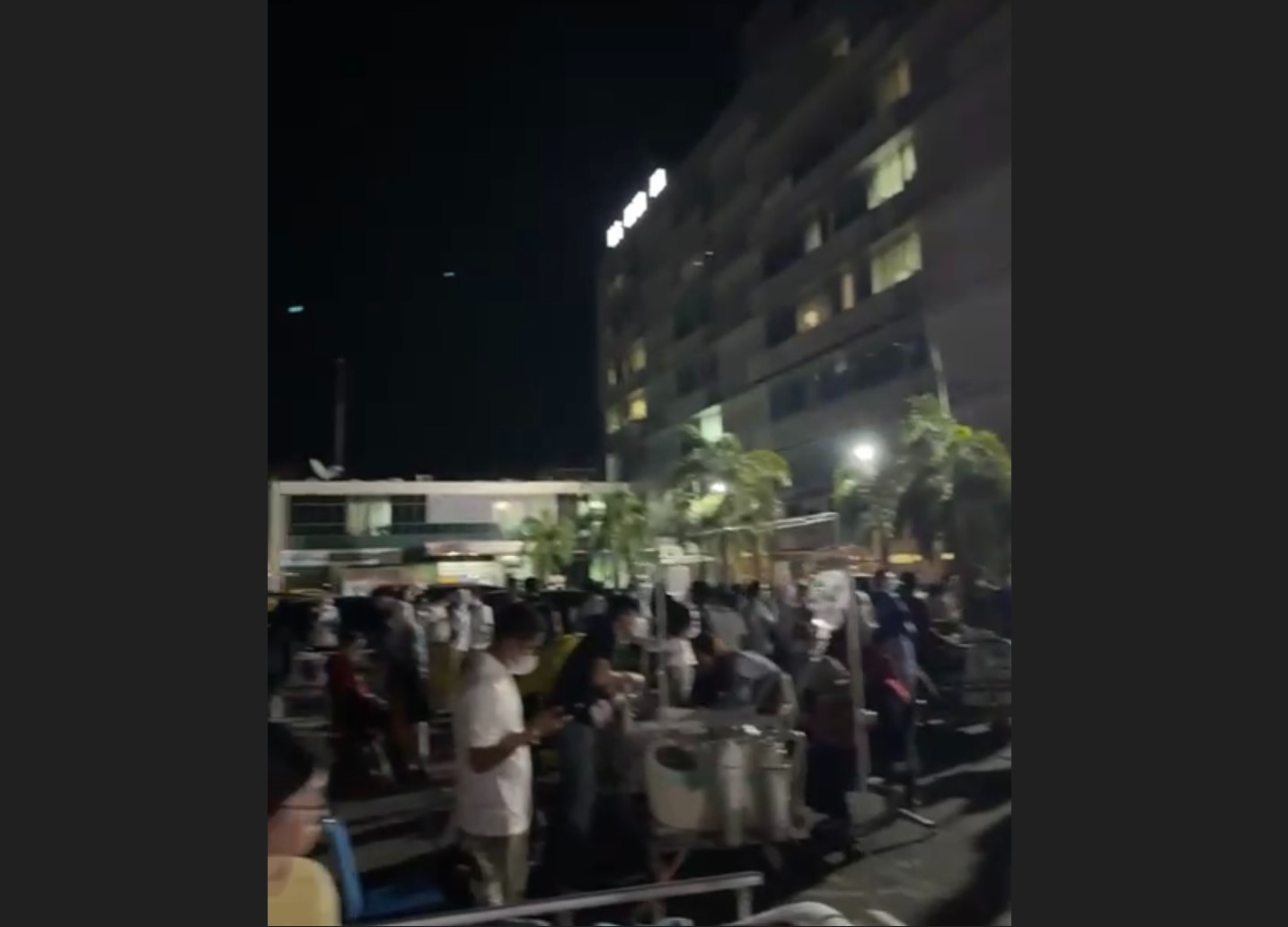 Pasien di RS Siloam Palembang dievakuasi ke area parkir akibat kebakaran di rumah sakit itu.