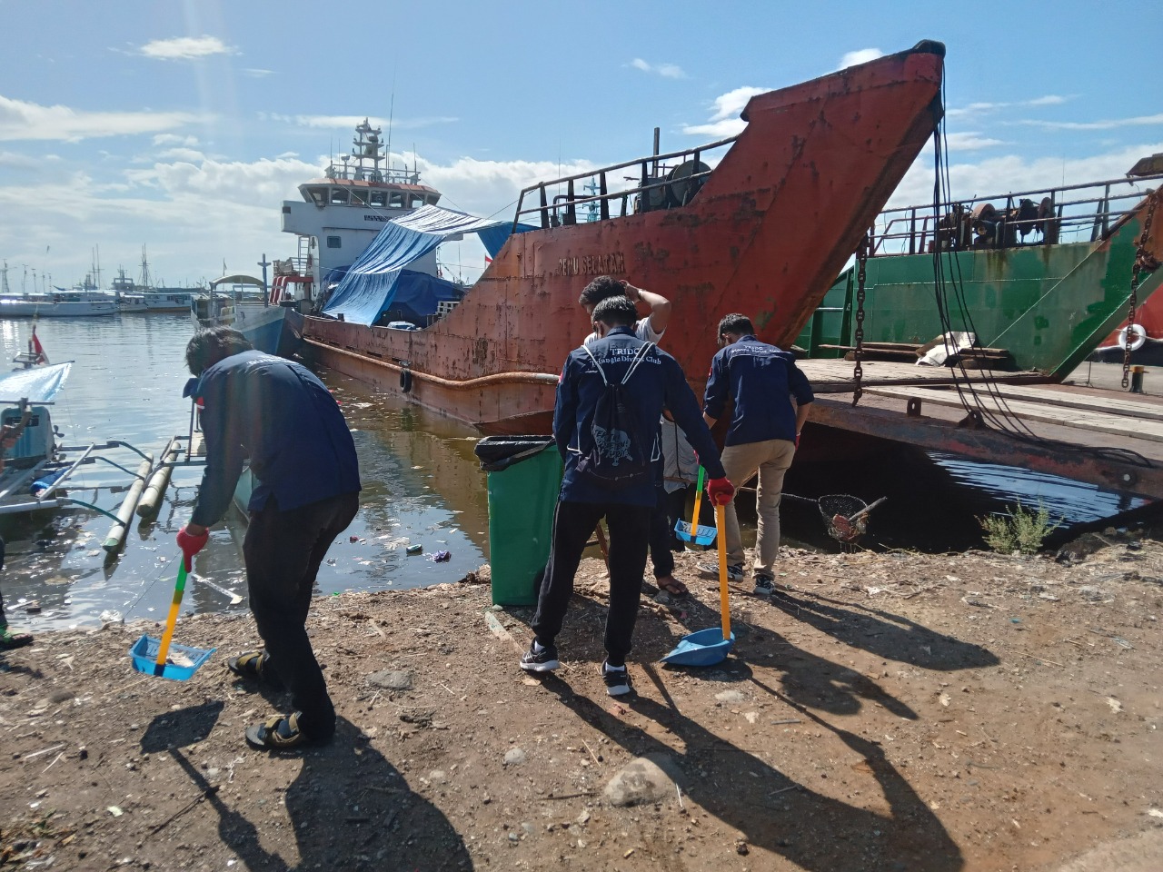 Aksi bersih pantai di Pelabuhan Paotere, Kota Makassar, Sulsel sekaligus mengedukasi masyarakat jangan membuang sampah ke laut, Kamis (21/7)