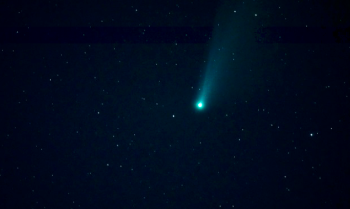 Ilustrasi komet yang terlihat dari bumi.