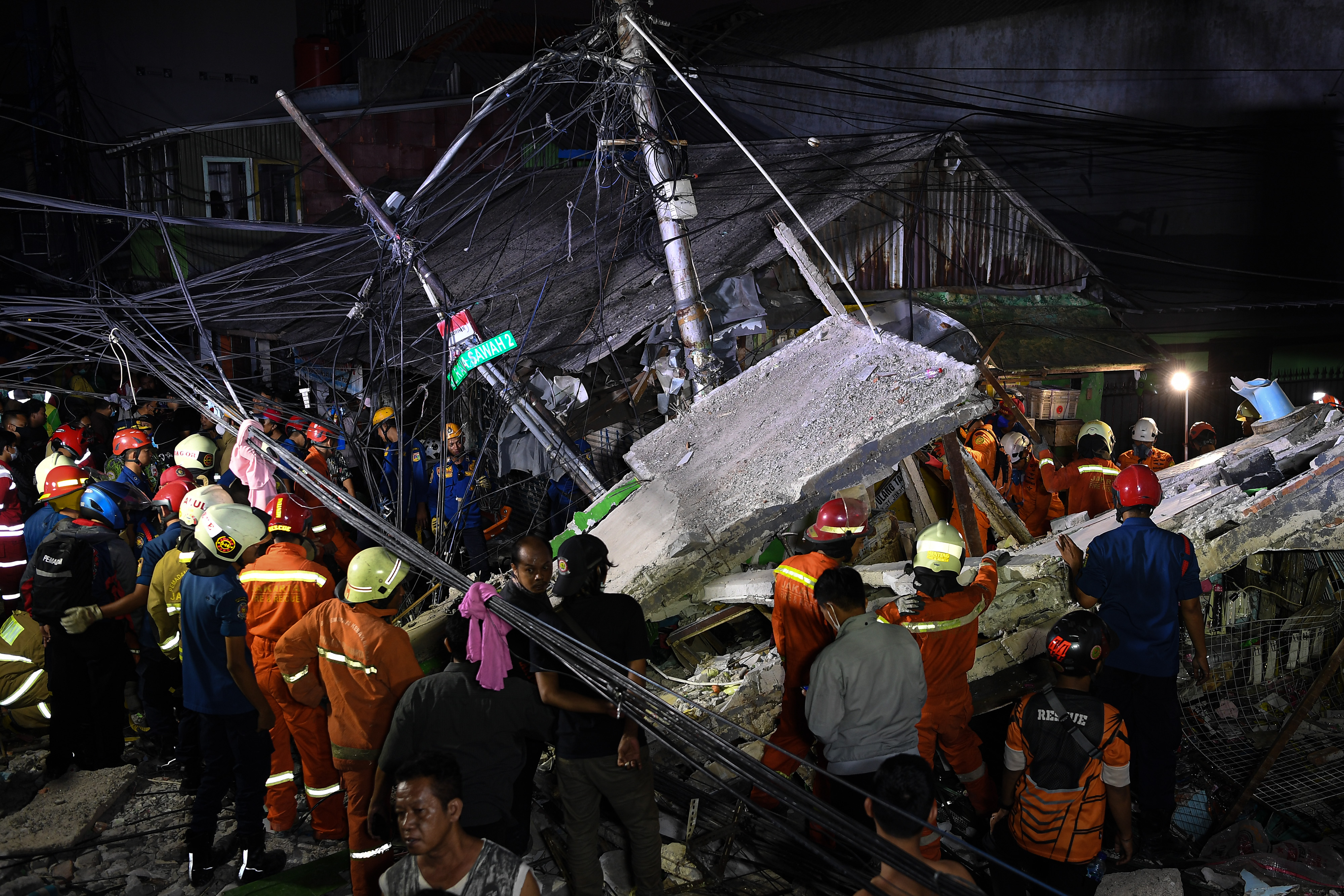 Tim SAR gabungan mencoba membongkar puing-puing bangunan yang roboh di Johar Baru, Jakarta Pusat, Kamis (28/7) malam.