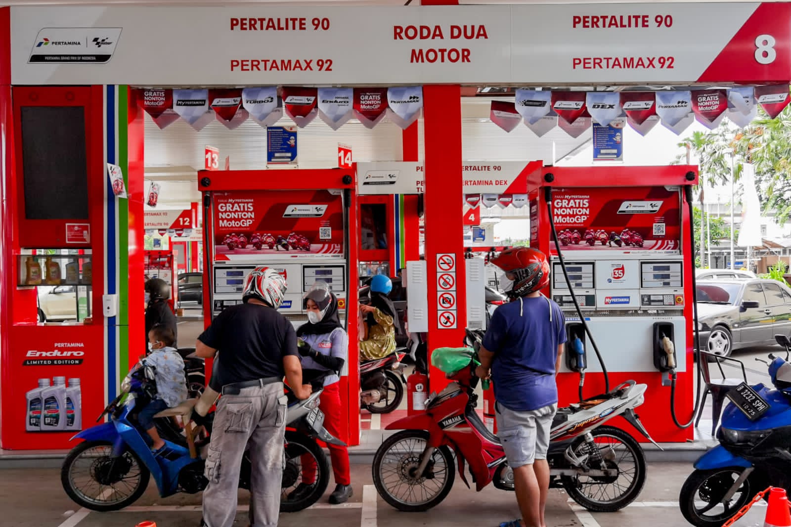 Sejumlah pengendara sepeda motor mengisi bahan bakar Pertalite di sebuah SPBU. 