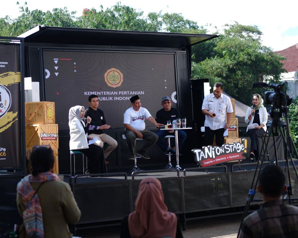 Talk show Tani on Stage di halaman Masjid Baiturrahman, Ciawi, Bogor, Jabar
