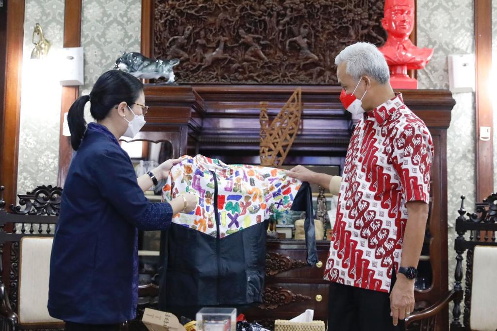Gubernur Jawa Tengah Ganjar Pranowo mengamati desain batik hasil karya anak berkebutuhan khusus binaan Zoleka