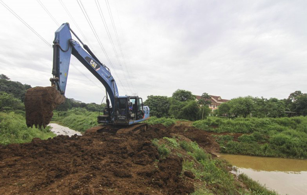 Petugas menggunakan alat berat saat mengerjakan sodetan dari kali Sunter ke Waduk Pondok Ranggon, Jakarta Timur, Kamis (5/3/2020). 