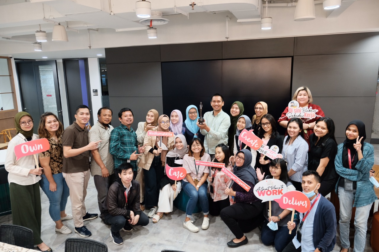 Karyawan dari Reckitt Indonesia berpose bersama. Reckitt Indonesia meraih Best Companies to Work For in Asia in 2022.