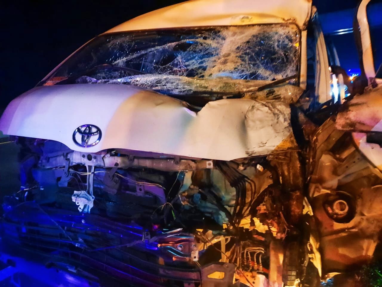 Mobil Toyota Hiace yang ditumpangi Charly Van Houten bersama kru Setia Band ringsek usai terlibat kecelakaan di Tol Cipularang KM 102.