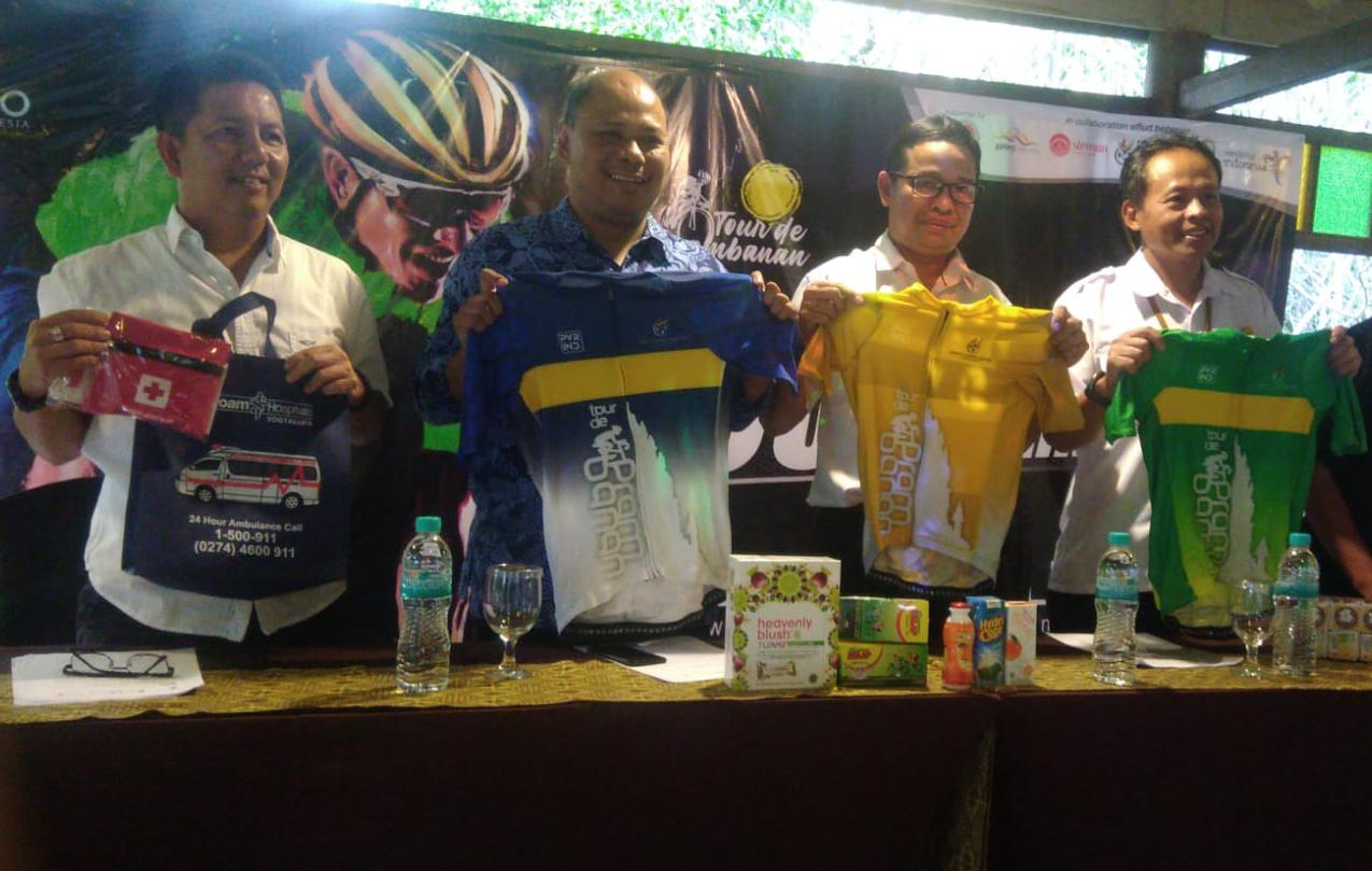 Kabid Pemasaran Dispar Sleman Kus Endarto memperlihatkan kaos yang akan dipakai peseta Tour de Prambanan nanti