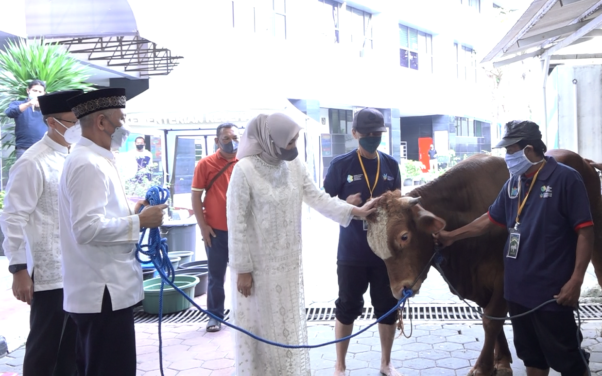 Suasana pemotongan kurban di Kantor Kemenkes, Jakarta, Minggu (10/7).