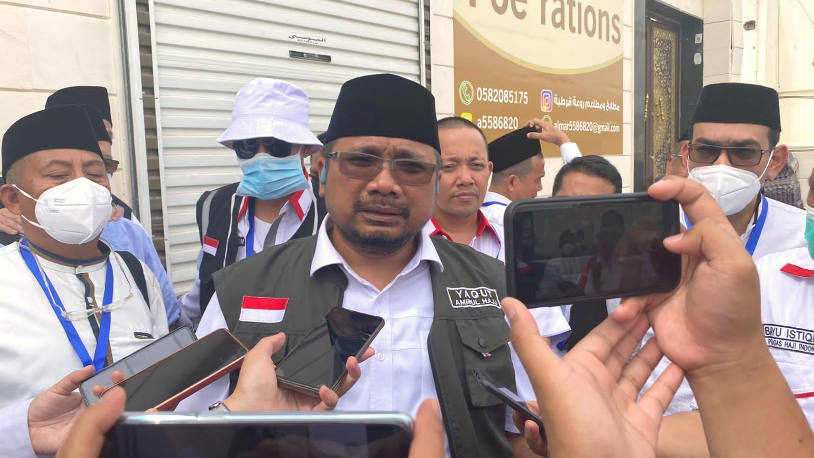 Menteri Agama Yaqut Cholil Qoumas memberikan keterangan usai inspeksi katering haji.