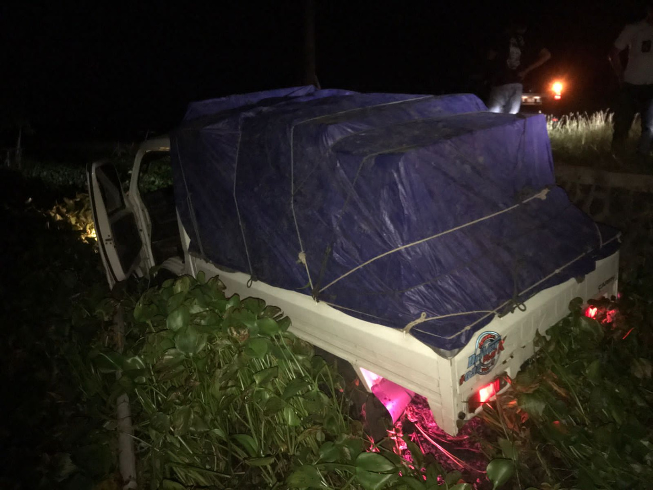 Kondisi mobil pickup pengangkut rokok ilegal terperosok ke sawah sesaat berusaha kabur dari pengejaran petugas di Kudus, Jawa Tengah.