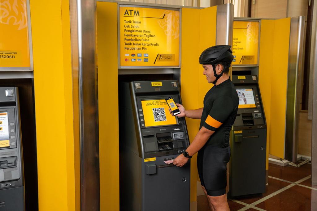 Ilustrasi. Seorang nasabah hendak melakukan transaksi di ATM.
