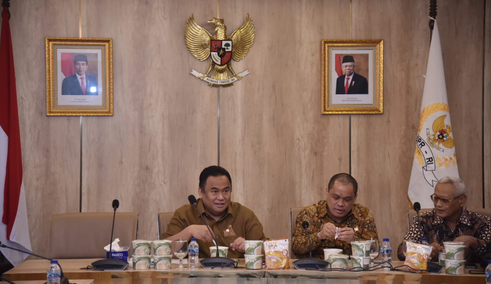 Wakil Ketua DPR RI Bidang Korinbang, Rachmat Gobel mencicipi produk inovasi mi berbahan singkong