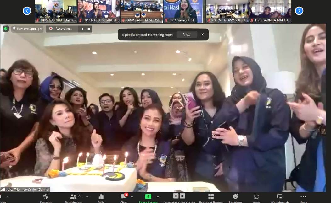 Ketua Umum Garda Wanita (Garnita) Malahayati NasDem, Tita Syahrul (tengah).