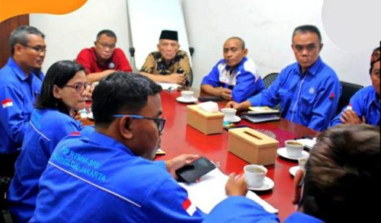 Ketua Umum DPP KSPI Jumhur Hidayat (baju meras) menerima pengurus serikat pekerja TKBM dari Tanjung Priok di kantor KSPSI, Jakarta Selatan, 