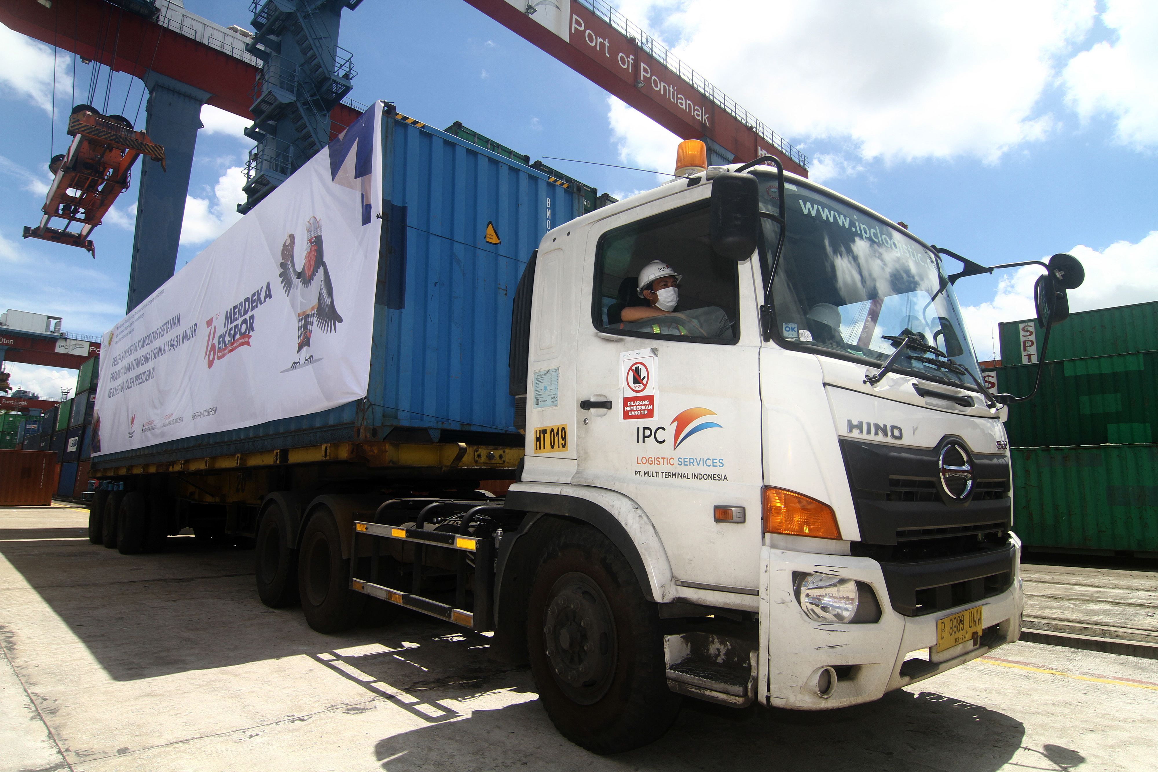 Ekspor komoditas pertanian Kalbar di terminal peti kemas Pelabuhan Dwikora, Pontianak, Kalimantan Barat.