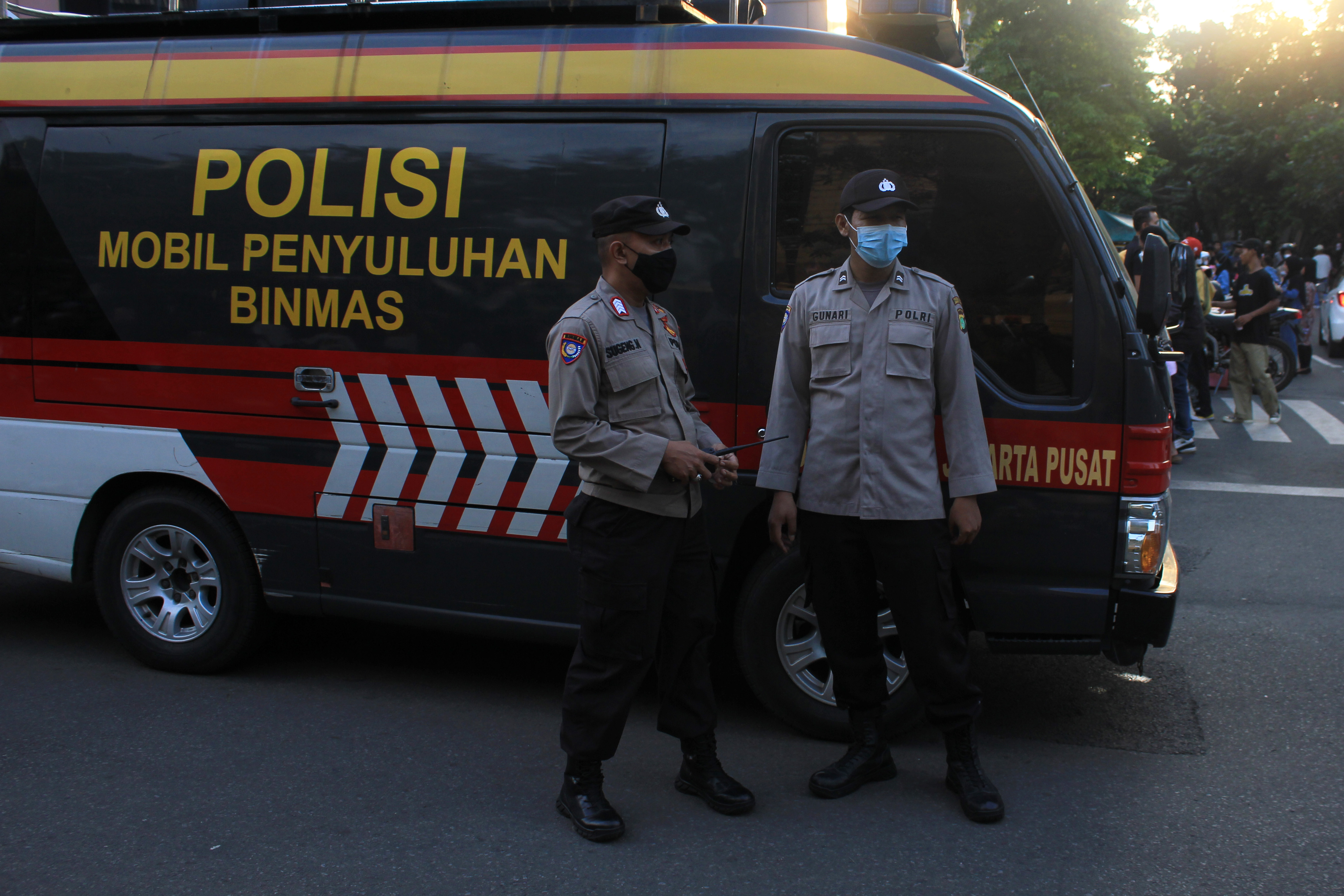 Dua petugas kepolisian melakukan pengamanan di kawasan Dukuh Atas, Jakarta.