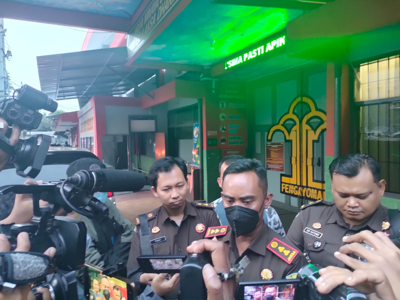 Kepala Seksi Intelijen Kejari Batu, Edi Sutomo, SH.MH menjelaskan terdakwa Julianto Eko kini dipenjara di Lapas kelas I Lowokwaru Malang