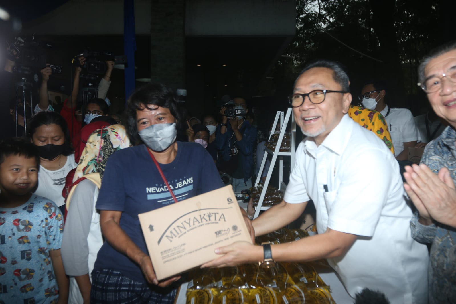 Menteri Perdagangan (Mendag) Zulkifli Hasan atau Zulhas (sebelah kanan).