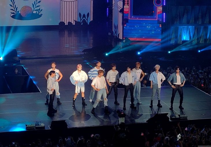 Penampilan THE BOYZ dalam konser 