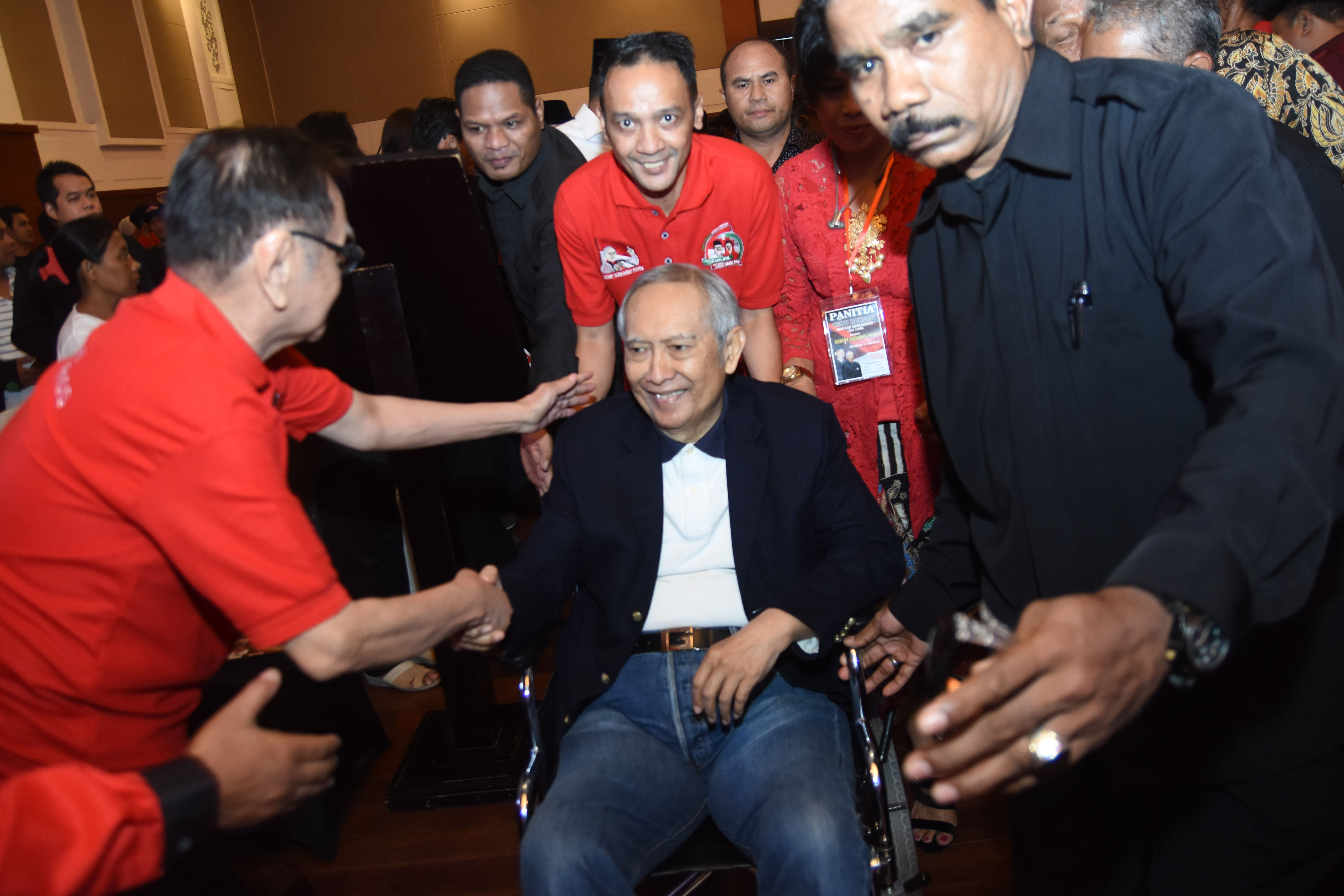 Putra Presiden RI pertama Guntur Soekarnoputra (tengah).