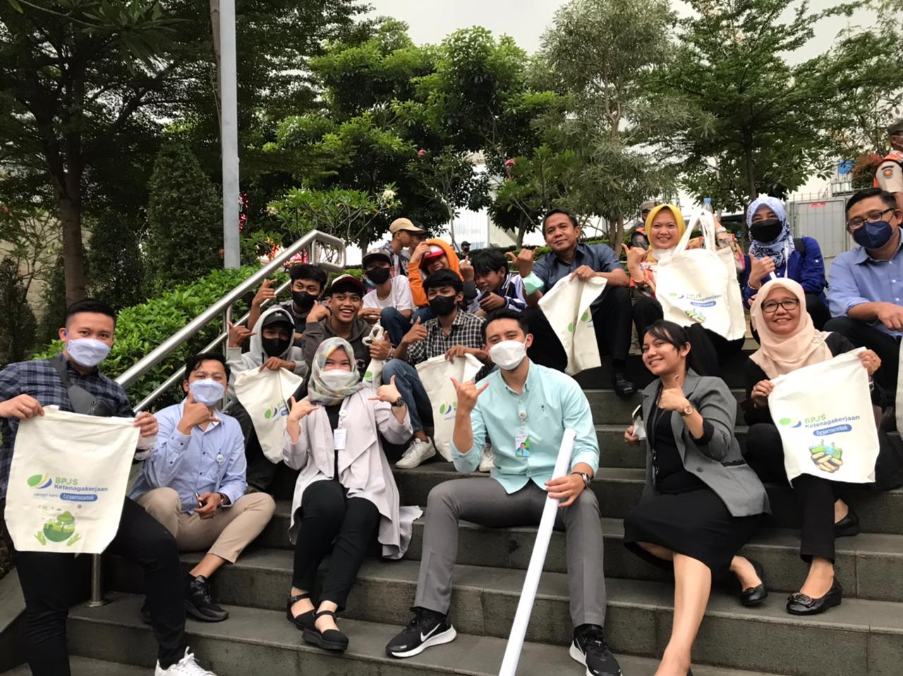 BPJS Ketenagakerjaan Kantor Cabang Jakarta Sudirman menggelar program Employee Voluntering dengan membagikan kantong ramah lingkungan. 