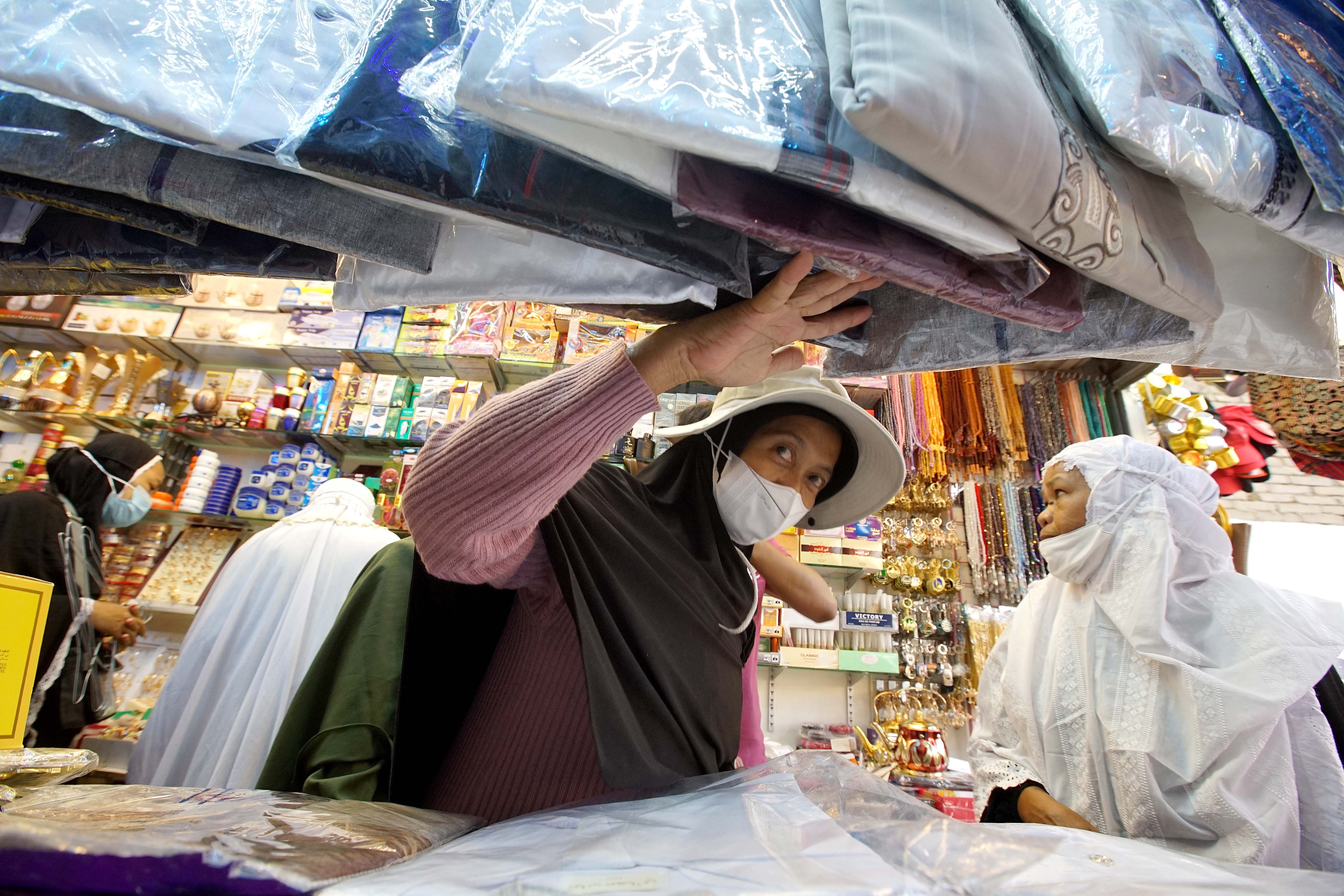Sejumlah jemaah haji Indonesia berbelanja di toko peralatan ibadah dan suvenir di kawasan Mekkah, Arab Saudi, Jumat (1/7)