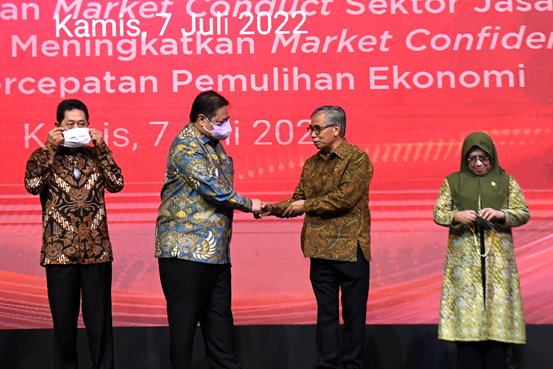 Menko Perekonomian Airlangga Hartarto (kedua kiri) berjabat tangan dengan Ketua Dewan Komisioner OJK Wimboh Santoso (kedua kanan).